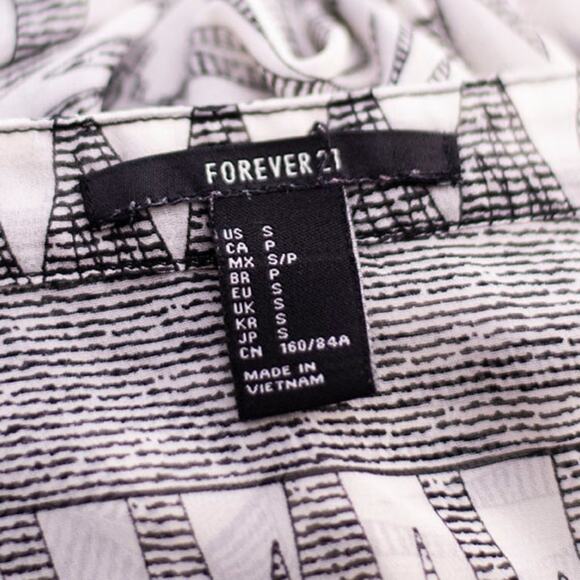 Forever 21 Black and White Triangle PatternTop Size Small - Picture 8 of 10